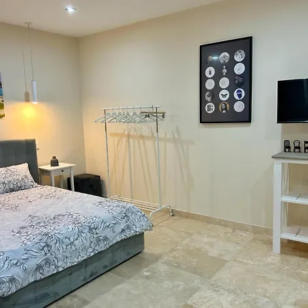 - Valletta Ferry * Isla